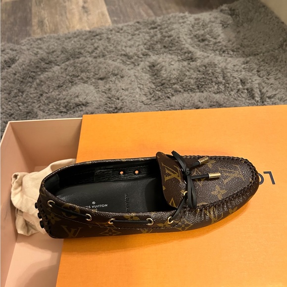 BRAND NEW! LOUIS VUITTON MONOGRAM LOAFERS SIZE M38! NEVER WORN! - Picture 6 of 8
